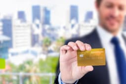 Professionnel carte bancaire en main