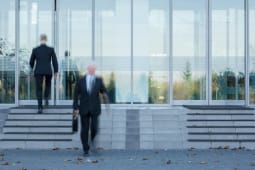 businessmen sortant et entrant dans un btiment