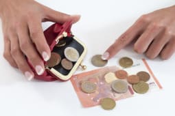 Une femme triant ses pices