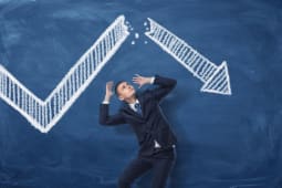 Businessman sous une flche peinte sur un tableau noir