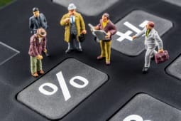 Des figurines autour d'un taux