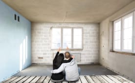 Une femme et un homme dans leur nouveau logement