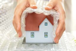 Une maison et une protection