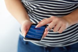 Femme se connectant  sa banque sur son mobile