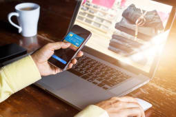 Homme payant un achat en ligne avec son mobile