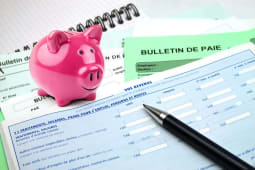 Une tirelire et une dclaration d'impt
