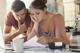 Un couple avec des problmes financiers
