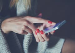 Mains de femme utilisant un smartphone