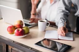 Un couple g et un ordinateur