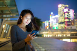 Femme utilisant son smartphone