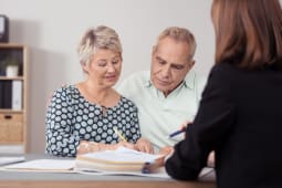 Un couple de seniors en rendez-vous