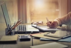 Une femme prenant des notes