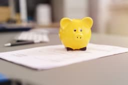 Une tirelire et un contrat