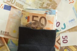 De l'argent dans un bonnet