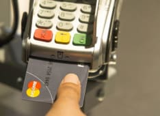 Paiement avec une carte bancaire MasterCard biomtrique