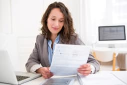 Jeune femme traitant la paperasse