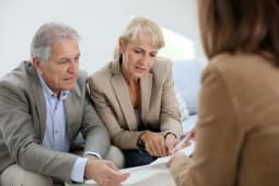 Un couple de seniors en rendez-vous