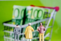 Trois hommes devant des billets