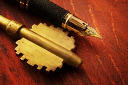 Une cl et un stylo