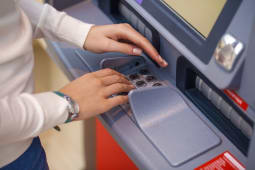 Entre d'un code sur un distributeur automatique de billets