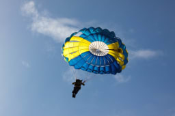 Un homme en parachute
