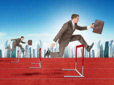 Hommes d'affaires franchissant des haies d'athltisme