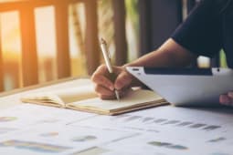 Femme d'affaires signant un document