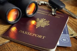 Un passeport et une carte bancaire