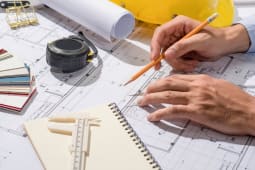 Architecte travaillant sur les plans d'un projet de construction