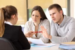Couple rejetant un contrat