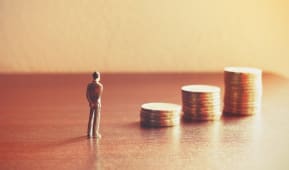 Personne miniature regardant le futur de son pargne