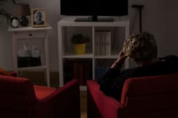 Femme seule  son domicile