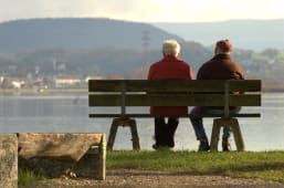 Personnes ges au bord de l'eau
