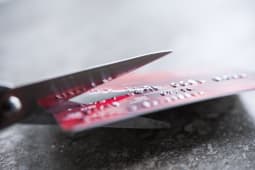 Une carte bancaire coupe