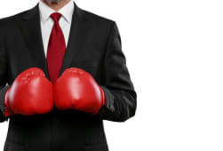 Homme en costume avec des gants de boxe