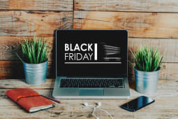 Publicit Black Friday sur l'cran d'un ordinateur portable