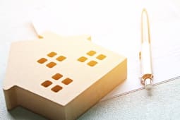 Une maison et un stylo