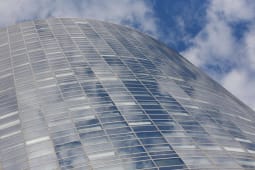 Un immeuble et du ciel