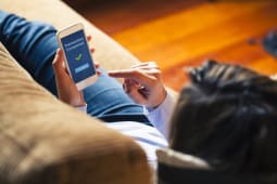 Femme utilisant son application de banque mobile