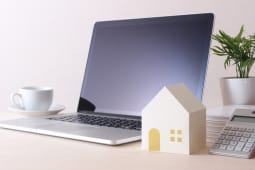 Un ordinateur et une maison