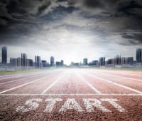 Ligne de dpart d'athltisme sur fond de paysage urbain