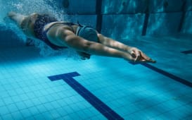Femme nageant sous l'eau dans une piscine