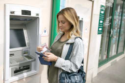 Une femme au distributeur de billets