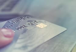 Femme tendant une carte bancaire