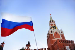 Drapeau russe flottant devant la tour Spasskaa  Moscou