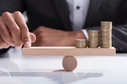 Homme d'affaires quilibrant une balance en bois