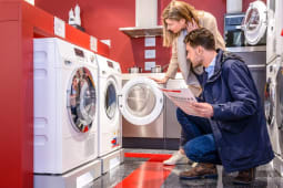 Couple choisissant un lave-linge