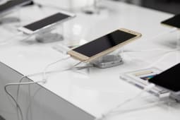 Tlphones avec systme antivol dans une boutique