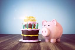 Tirelire et gteau d'anniversaire