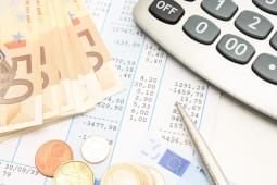 Un bulletin de paie et des pices